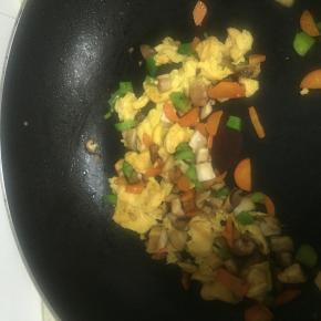 加入炒好的鸡蛋，混合均匀即可出锅