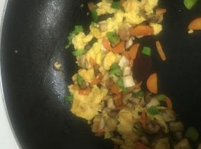 加入炒好的鸡蛋，混合均匀即可出锅