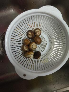 香菇清洗干净，控干水分