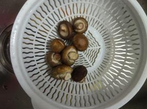 香菇清洗干净，控干水分