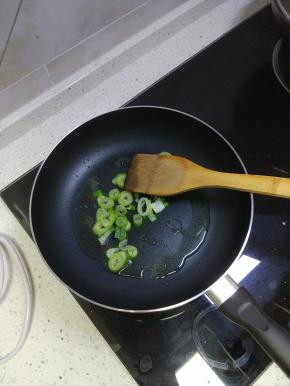 锅内放油放入葱爆香，加入香菇进行翻炒