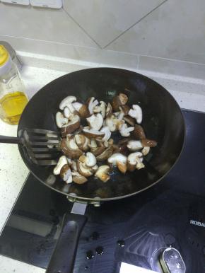 香菇炒软之后加入耗油，比平时调味的量大些