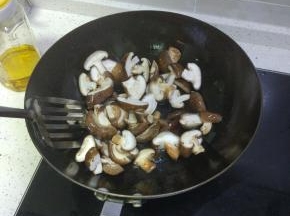 香菇炒软之后加入耗油，比平时调味的量大些
