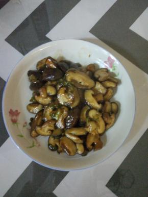 继续翻炒，待锅内的水分收干之后关火，出锅，不用另外放盐，只需要耗油调味即可