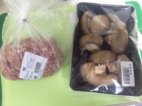 摘洗干净的香菇、猪肉。