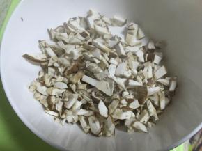 将香菇切丝，猪肉切丝，葱姜蒜切丝，放在一起剁细。炒锅内放油，将热油淋在肉馅上。再加入适量盐、香油、生抽拌匀