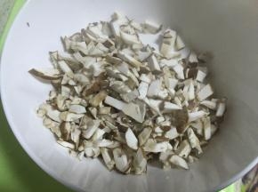 将香菇切丝，猪肉切丝，葱姜蒜切丝，放在一起剁细。炒锅内放油，将热油淋在肉馅上。再加入适量盐、香油、生抽拌匀