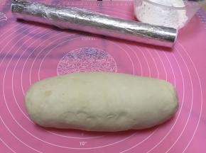 水和面以1：2的比例揉成表面光滑的面团，室温下醒20分钟到半小时