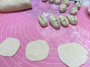 切成大小均匀的面挤子，擀成中间稍厚四周薄的面皮儿。包好的饺子，可以现吃，也可以放冰箱冷冻