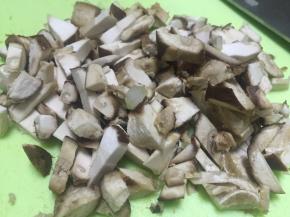 将香菇洗干净，切成小末