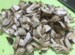 将香菇洗干净，切成小末