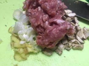 取五花肉，切成小丁，加入葱姜