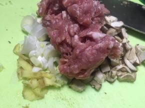 取五花肉，切成小丁，加入葱姜