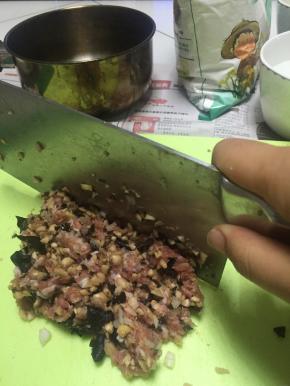 将混合肉糜，切匀