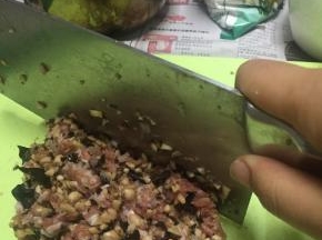 将混合肉糜，切匀