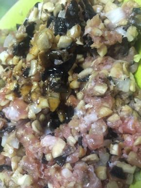 锅里加入少量油，烧热，浇在肉糜上，加入少量盐、鲜酱油、拌匀