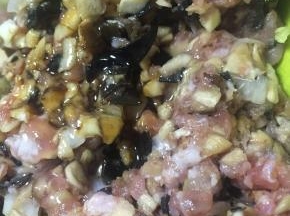 锅里加入少量油，烧热，浇在肉糜上，加入少量盐、鲜酱油、拌匀