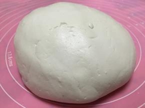 取适量糯米粉，和匀