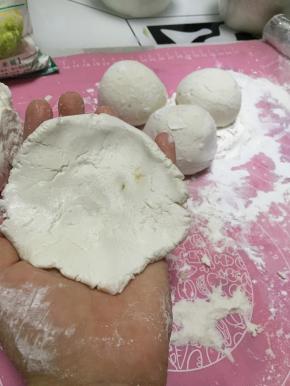 拿出一小团，用手捏成饼状，中间厚，四周薄