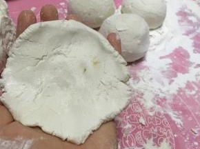 拿出一小团，用手捏成饼状，中间厚，四周薄