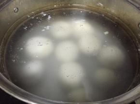锅里加水，烧开后，将做好的汤圆，放入锅中，煮8-10分钟左右，汤圆浮起来，即可以出锅。