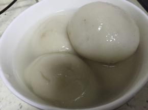 可以在汤圆里加入少量的汤，依据自己的口味调味