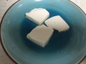 豆腐轻轻的切片，在盘子里摆好备用