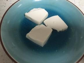 豆腐轻轻的切片，在盘子里摆好备用