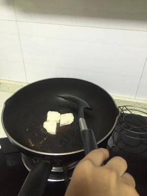 锅内加入少量食用油，双面煎