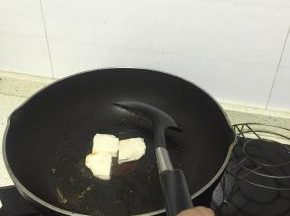 锅内加入少量食用油，双面煎