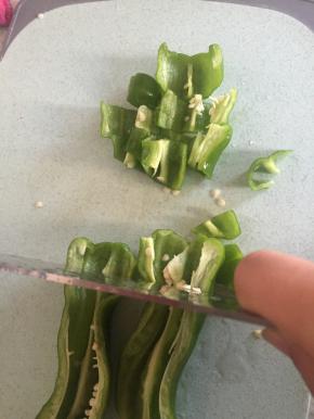 将青椒去籽，切段