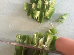将青椒去籽，切段