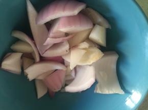 把洋葱切块，葱姜蒜切段，蒿菜切段备用