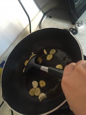 锅里倒入橄榄油，加热，放入葱姜蒜爆香