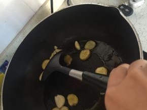 锅里倒入橄榄油，加热，放入葱姜蒜爆香