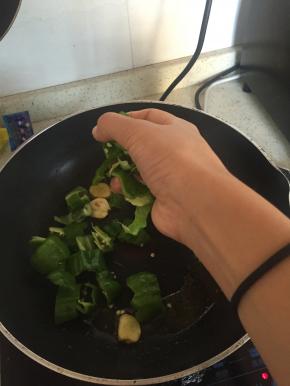 加入青椒翻炒2-3分钟，至变软