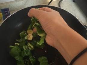 加入青椒翻炒2-3分钟，至变软