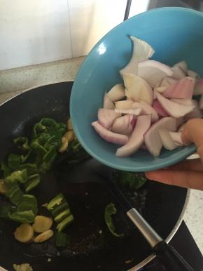 加入洋葱继续翻炒2-3分钟