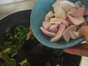 加入洋葱继续翻炒2-3分钟