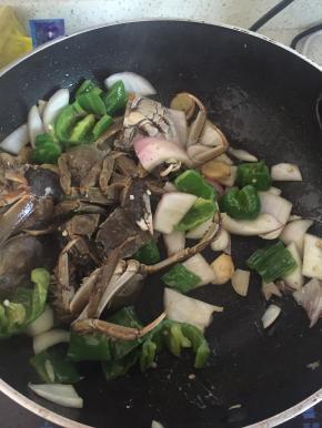 待变软后，加入湖蟹，翻炒2-3分钟