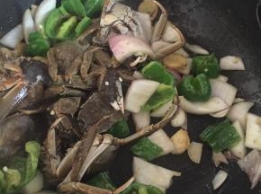 待变软后，加入湖蟹，翻炒2-3分钟