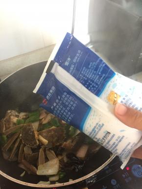 待略微变色后，加入鲜酱油、料酒和少许盐，翻炒2-3分钟