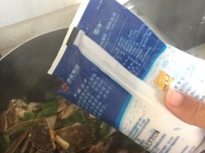 待略微变色后，加入鲜酱油、料酒和少许盐，翻炒2-3分钟