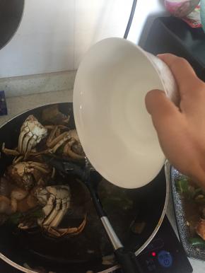 加入清水，煮3-5分钟入味