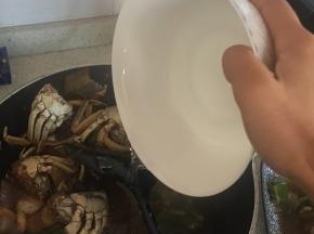 加入清水，煮3-5分钟入味