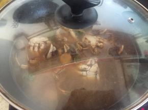 揭开锅加入粉丝，煮3分钟