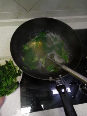 锅内放热水烧开，放入菠菜焯水两分钟，捞出沥干水分备用