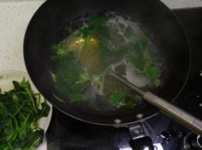 锅内放热水烧开，放入菠菜焯水两分钟，捞出沥干水分备用