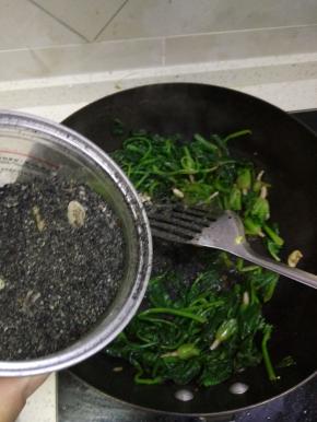 翻炒两分钟放入黑芝麻碎