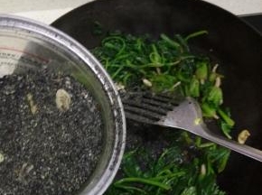 翻炒两分钟放入黑芝麻碎